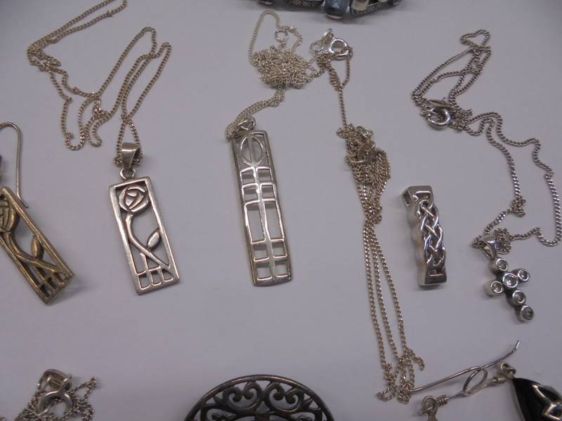 A mixed lot of silver jewellery including pendants, earrings, bracelet etc., approximately 66 grams. - Image 3 of 4