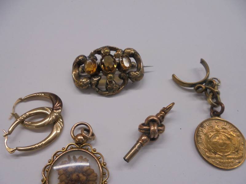 A mixed lot of yellow metal jewellery. - Image 2 of 3