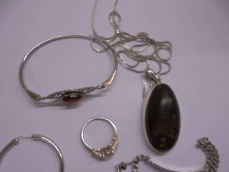 A mixed lot of silver jewellery including an amber pendant, amber set bracelet, rings, earrings etc - Image 2 of 3