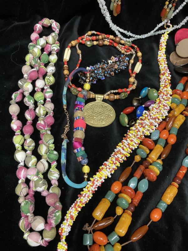 A quantity of multi coloured costume jewellery - Image 3 of 4