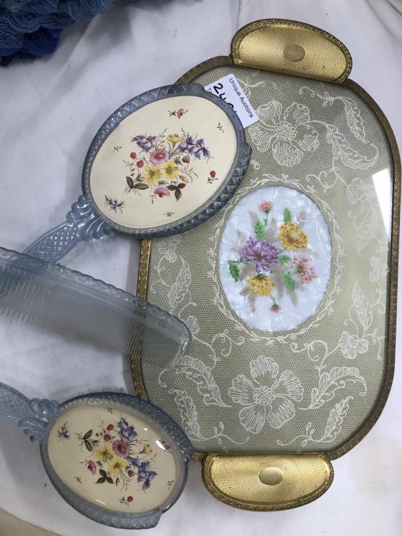 A vintage style dressing table set with decorative flower design - Image 2 of 4
