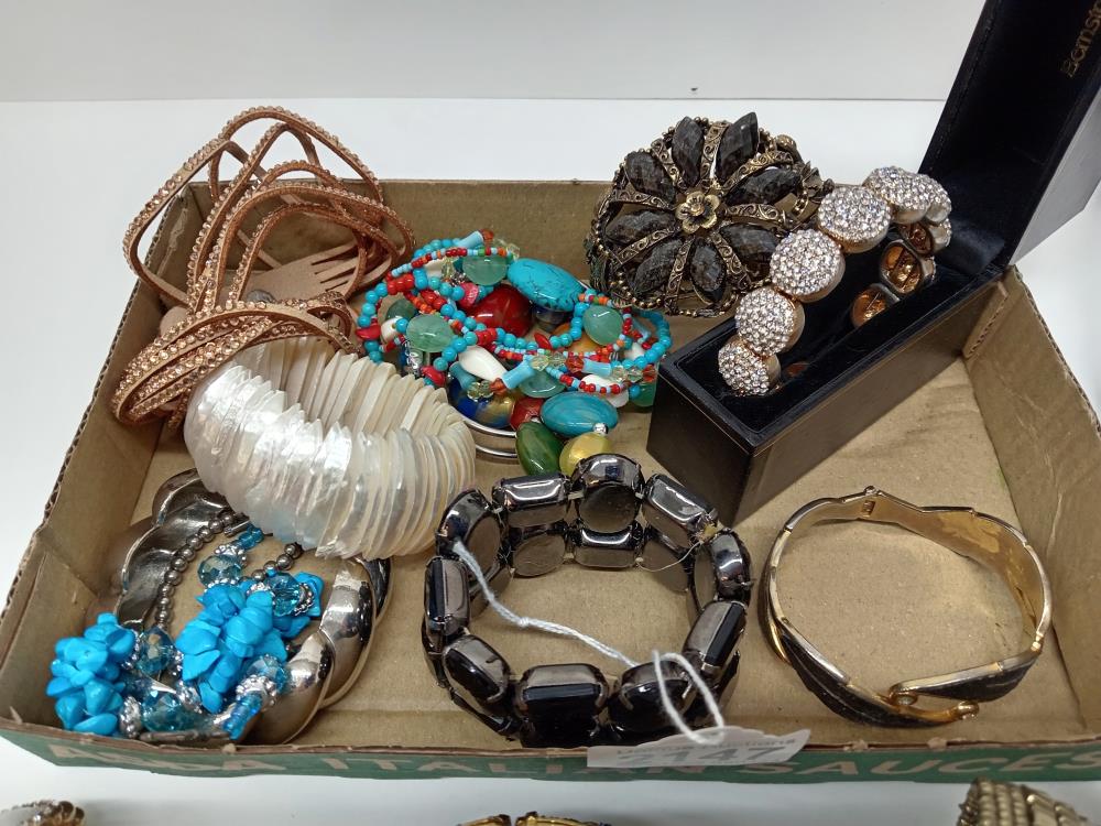 A mixed lot of costume jewellery - Image 2 of 3
