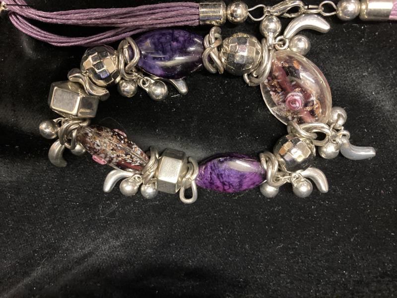 A selection of purple beaded costume jewellery. - Image 6 of 6