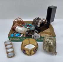 A mixed lot of costume jewellery