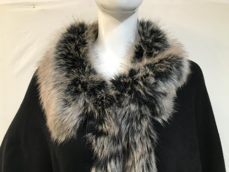 Sioni designed knitted cape with faux Fur from trim size S/M - Image 2 of 4