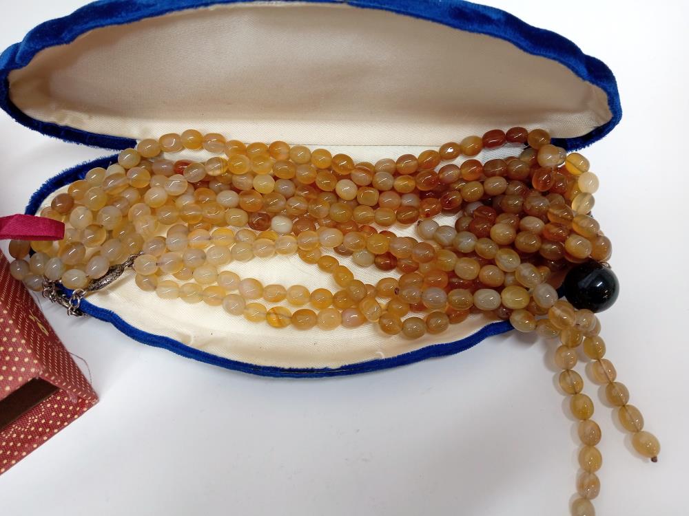 A mixed lot of costume jewellery including pearls - Image 6 of 6