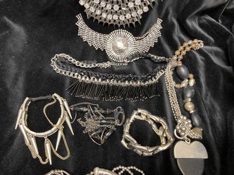 A collection of black and silver costume jewellery - Image 4 of 5