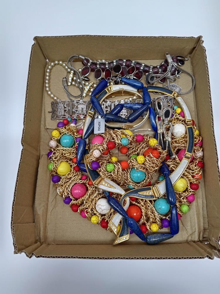 3 necklaces with matching bracelets & other costume jewellery - Image 2 of 3