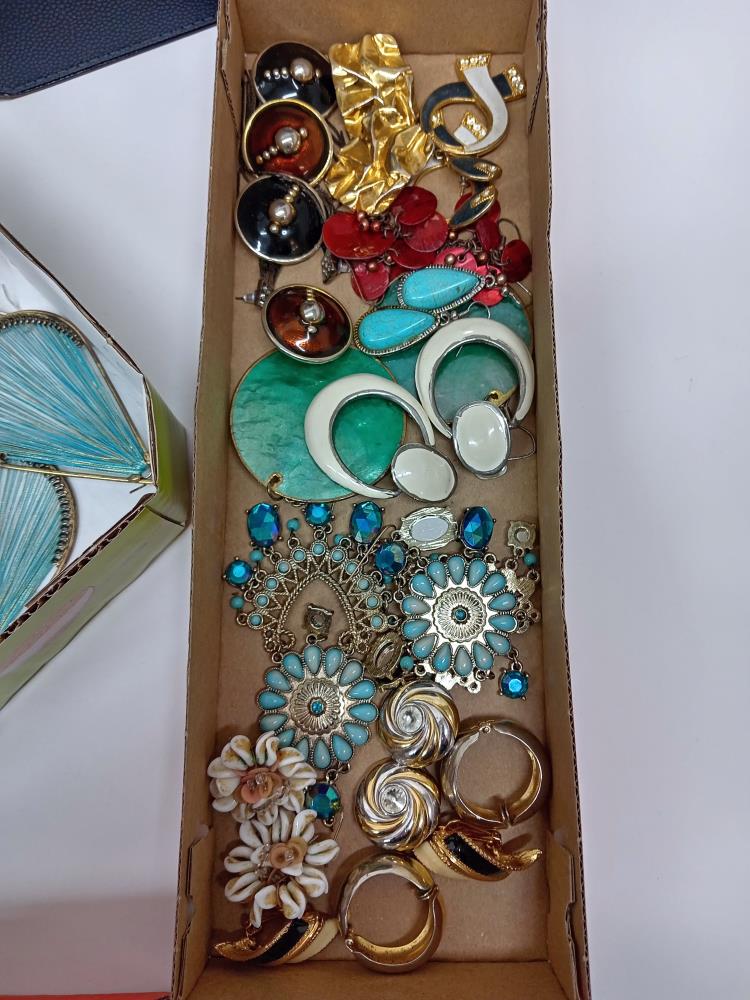 A mixed lot of vintage earrings - Image 3 of 5