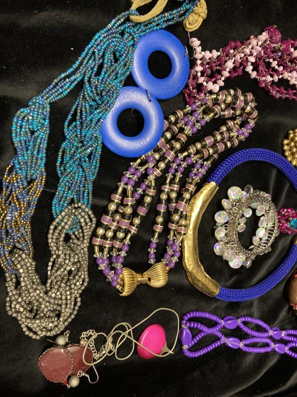 A selection of purple beaded costume jewellery. - Image 5 of 6