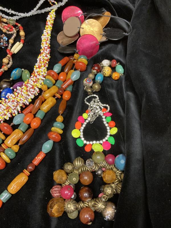 A quantity of multi coloured costume jewellery - Image 2 of 4