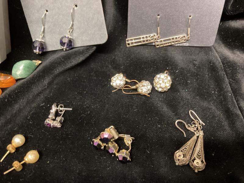 A mixed lot of assorted earrings - Image 5 of 7