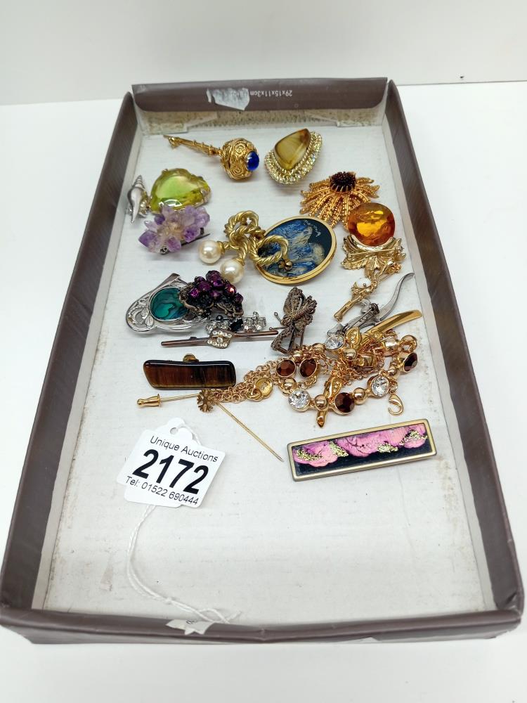 A good lot of costume brooches