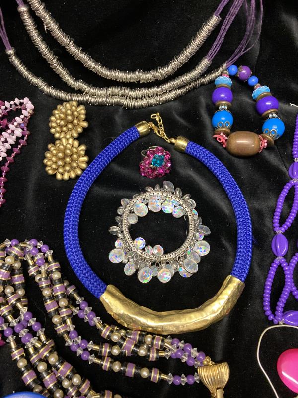 A selection of purple beaded costume jewellery. - Image 4 of 6