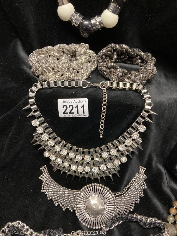 A collection of black and silver costume jewellery - Image 3 of 5