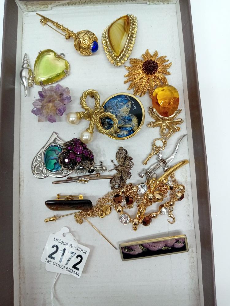 A good lot of costume brooches - Image 2 of 2