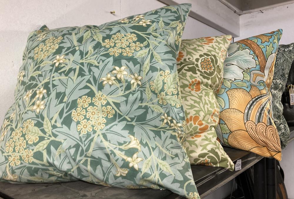 4 new William Morris cushions - Image 2 of 2