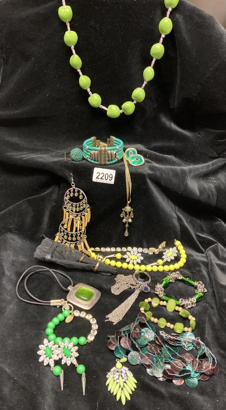 A quantity of Lime, Jade and emerald green costume jewellery - Image 5 of 5