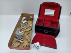 A mixed lot of brooches & scarf clips etc.