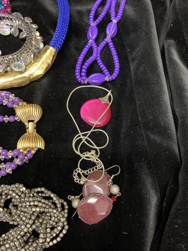 A selection of purple beaded costume jewellery. - Image 3 of 6