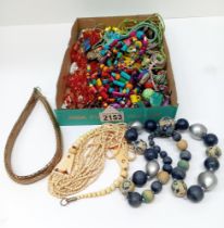 A mixed lot of vintage necklaces