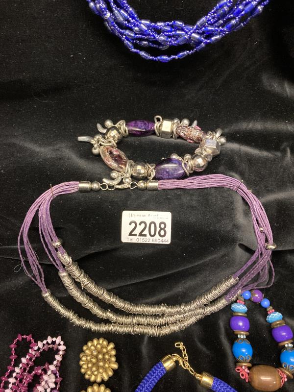 A selection of purple beaded costume jewellery. - Image 2 of 6