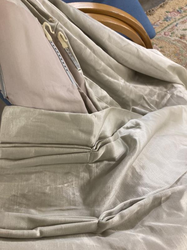A pair of vintage oyster colour satin curtains (239.5 length top 65cm bottom 138cm - Image 3 of 3