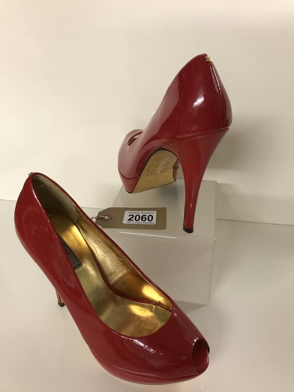 Red patent Ted Baker peep toe heels. With lovely gold colour inside and underneath. - Image 2 of 6