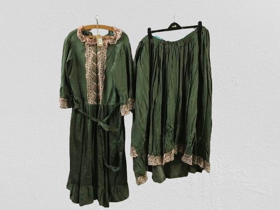 Green Victorian style dress with lace trim approx. size 16