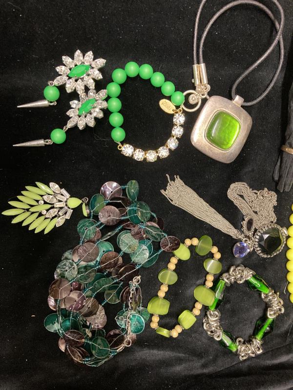 A quantity of Lime, Jade and emerald green costume jewellery - Image 2 of 5