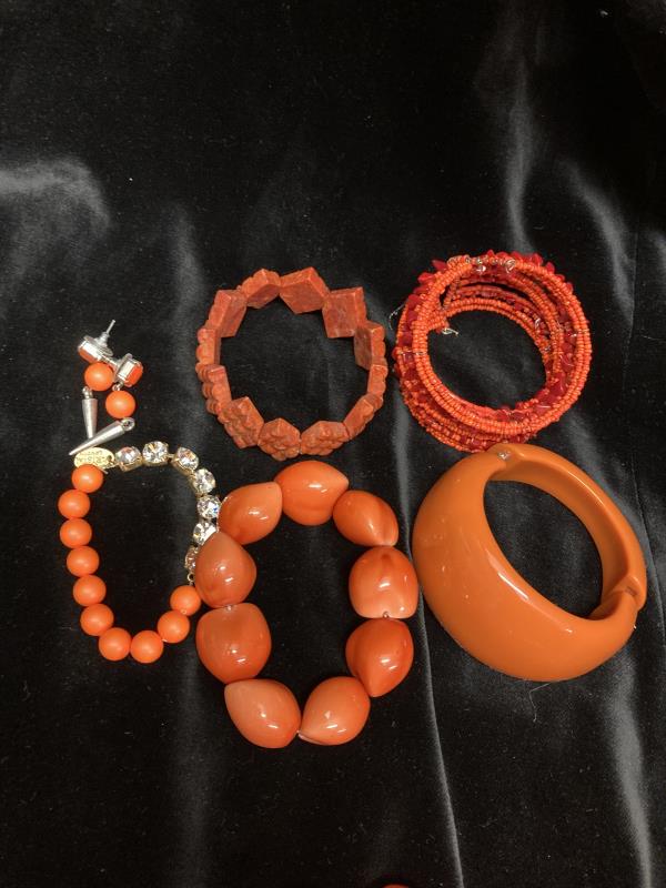 A selection of costume jewellery in browns and oranges - Image 4 of 4