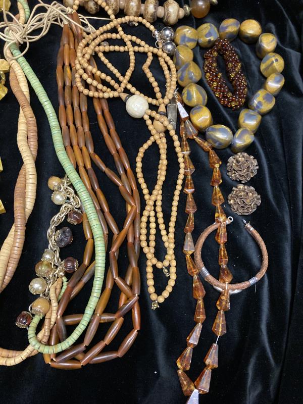 A selection of costume jewellery including Agate, wood, beads etc - Image 3 of 6