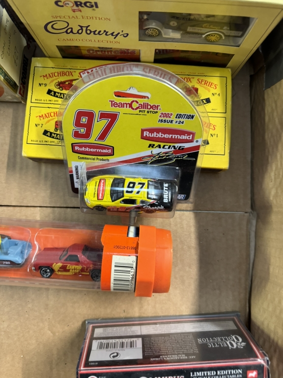 A Large box of mixed diecast including Corgi, Mini, Matchbox gift set etc - Image 9 of 12