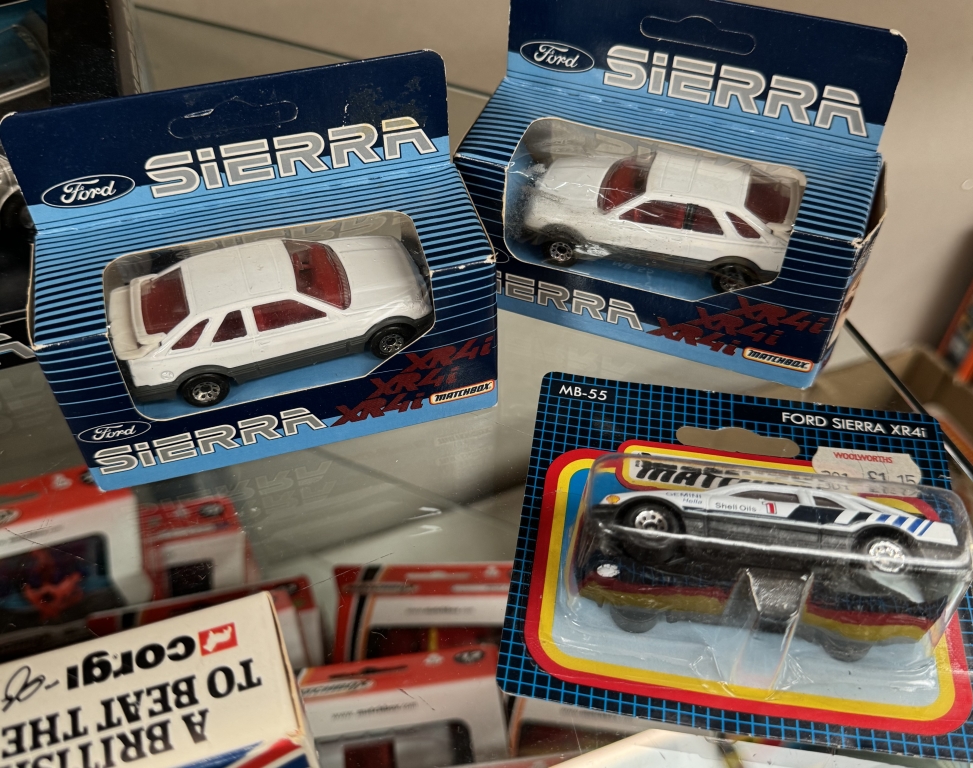9 Ford Sierra models and Metro models by Matchbox and Corgi in blister packs and boxes - Image 5 of 5