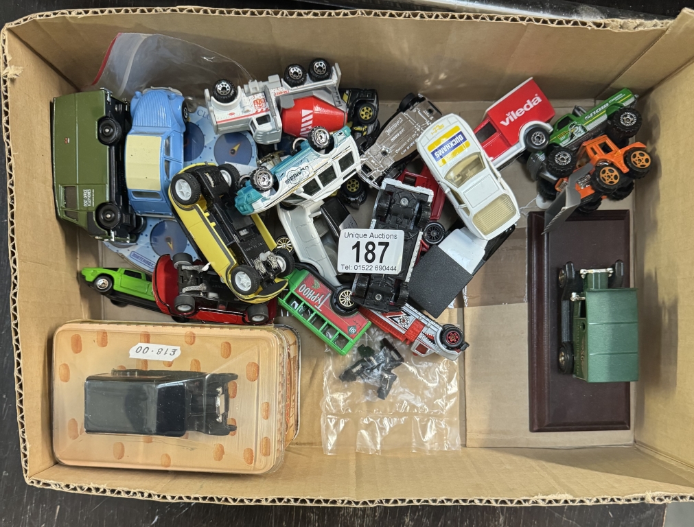 A tray of unboxed mixed diecast including Matchbox & Lledo