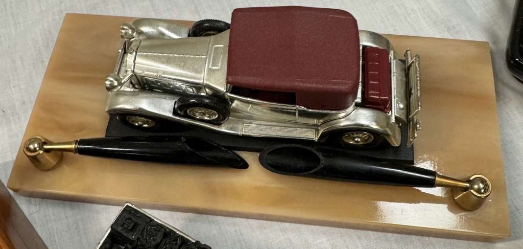 A quantity of Matchbox Yesteryear chrome plated presentation models on ashtrays, pen stands & - Bild 7 aus 8