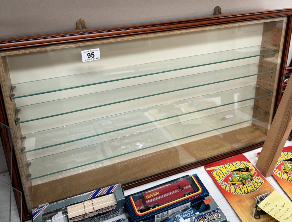 A model collectors display cabinet shelf. Shelf Width 70cm, Depth 7cm, Height 37.5cm. Overall W76. - Image 2 of 2