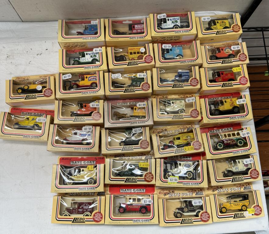 A quantity of approximately 30 Lledo Days Gone models - Bild 3 aus 10