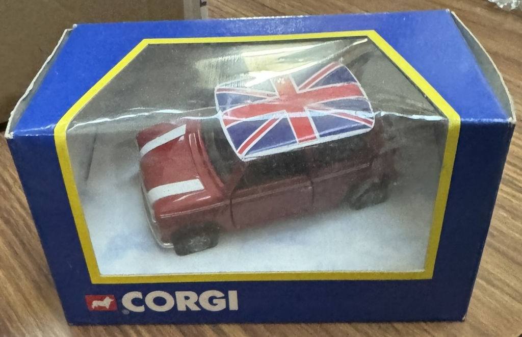 A Large box of mixed diecast including Corgi, Mini, Matchbox gift set etc - Image 6 of 12
