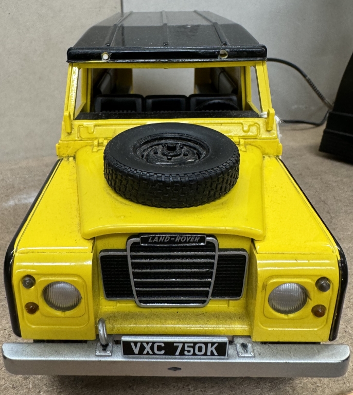 A Universal Hobbies 1/18 scale AA Road service Land Rover (Missing rear door) - Image 3 of 5