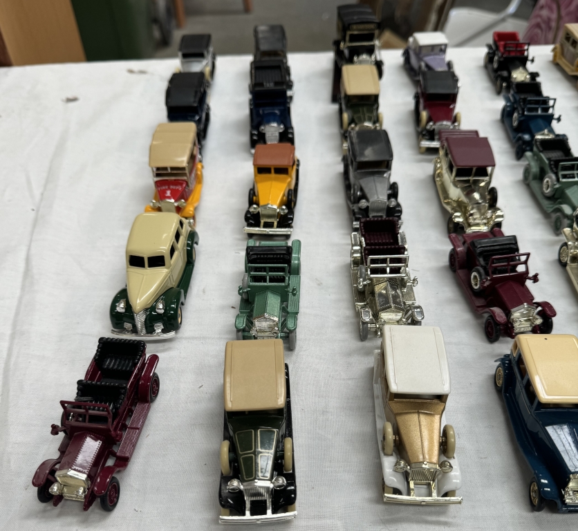 A good lot of unboxed Lledo model cars - Image 3 of 5