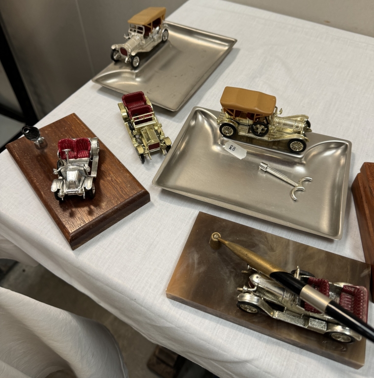 A quantity of Matchbox Yesteryear chrome plated presentation models on ashtrays, pen stands & - Bild 2 aus 8