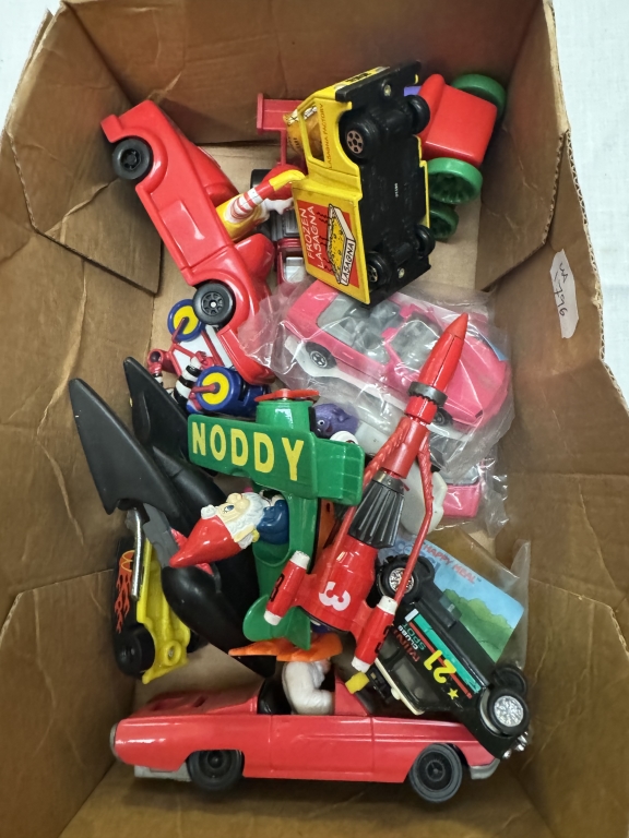 A large box of mixed diecast etc including Hot Wheels, ERTL, Micro Machines, Power Rangers etc - Image 4 of 5