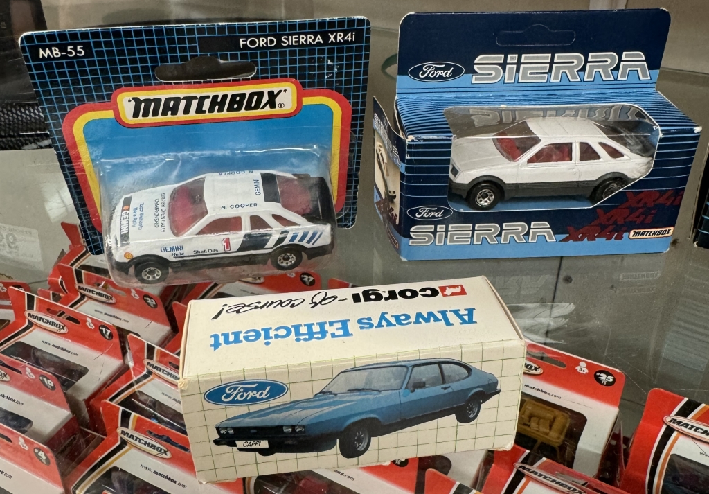 9 Ford Sierra models and Metro models by Matchbox and Corgi in blister packs and boxes - Image 2 of 5