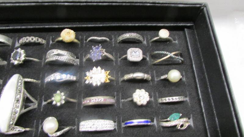 100 silver and white metal rings, rings 300 grams, tray 170 grams, total 470 grams. - Image 3 of 5