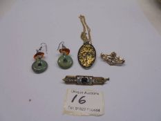Two vintage stone set brooches in yellow metal, black and yellow metal pendant & amber set earrings