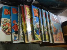 A quantity of Beano and Beezer annuals.