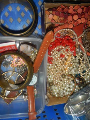 A mixed lot of costume jewellery etc., - Image 3 of 5