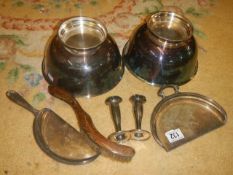 A mixed lot of metal ware.