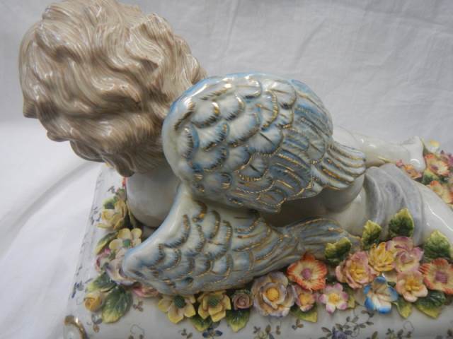 A porcelain trinket pot with cherub on lid. - Image 3 of 4